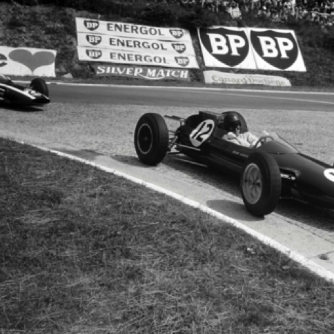 GP France à Rouen : virage du Nouveau Monde devant B. McLaren Cooper Climax
© Georges Philipps GP France à Rouen : virage du Nouveau Monde devant B. McLaren Cooper Climax
© Georges Philipps